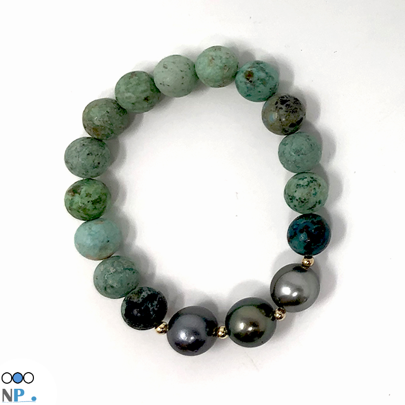 Bracelet sur elastique de joaillerie - Pierres Turquoise du Perou - variete de verts et 3 perles de Tahiti separees par 4 billes en Or jaune 18k 
